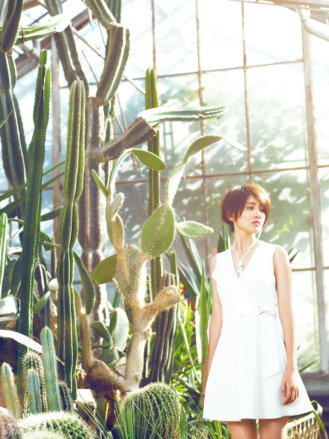     唐艺昕盛夏消暑写真曝光
