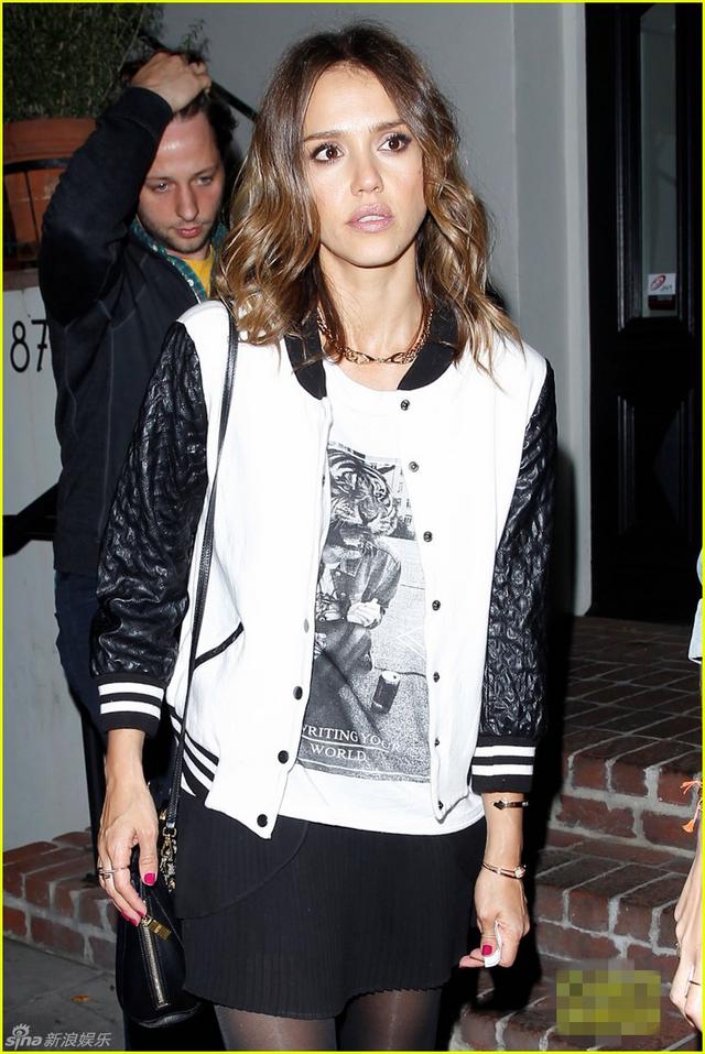    阿尔芭潮装现身笑容腼腆