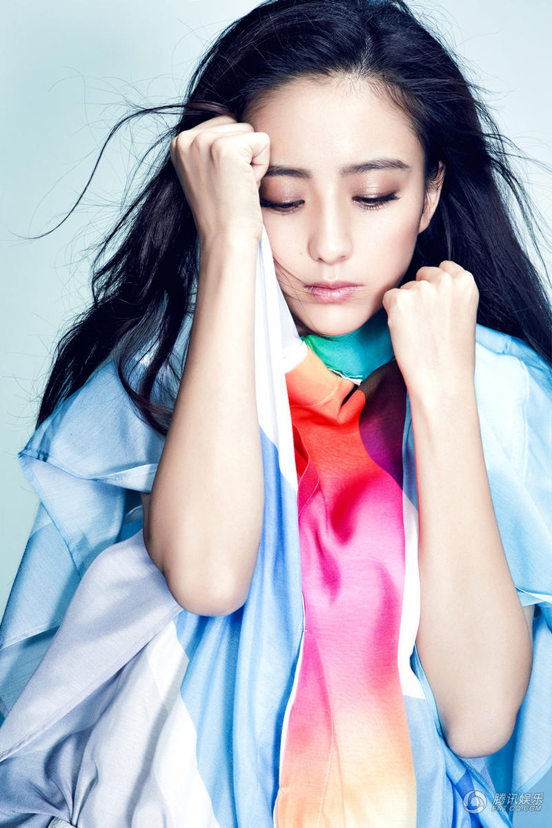 佟丽娅最新宣传照曝光 活力清新显俏皮本色
