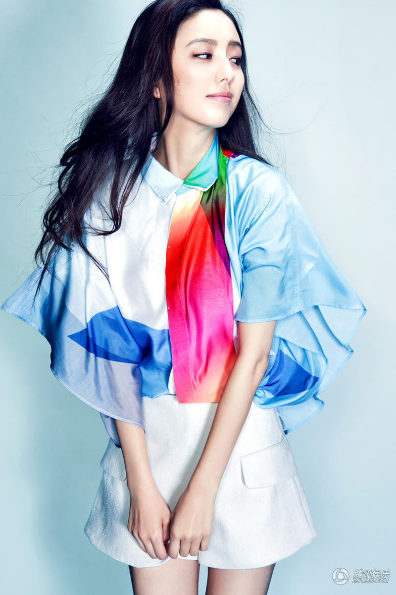 佟丽娅最新宣传照曝光 活力清新显俏皮本色