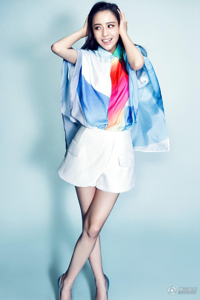 佟丽娅最新宣传照曝光 活力清新显俏皮本色