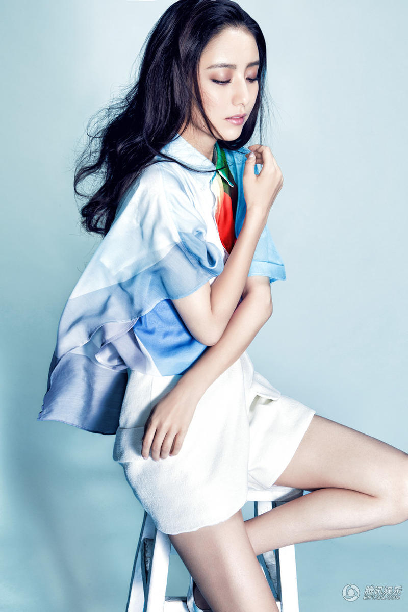 佟丽娅最新宣传照曝光 活力清新显俏皮本色