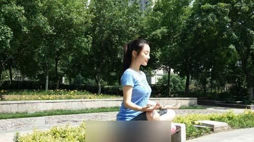 李小璐打坐养生