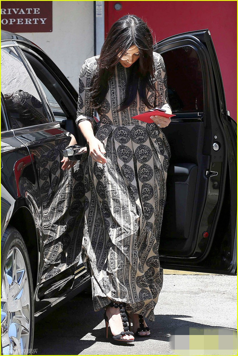 卡戴珊裙摆起皱低头查看 