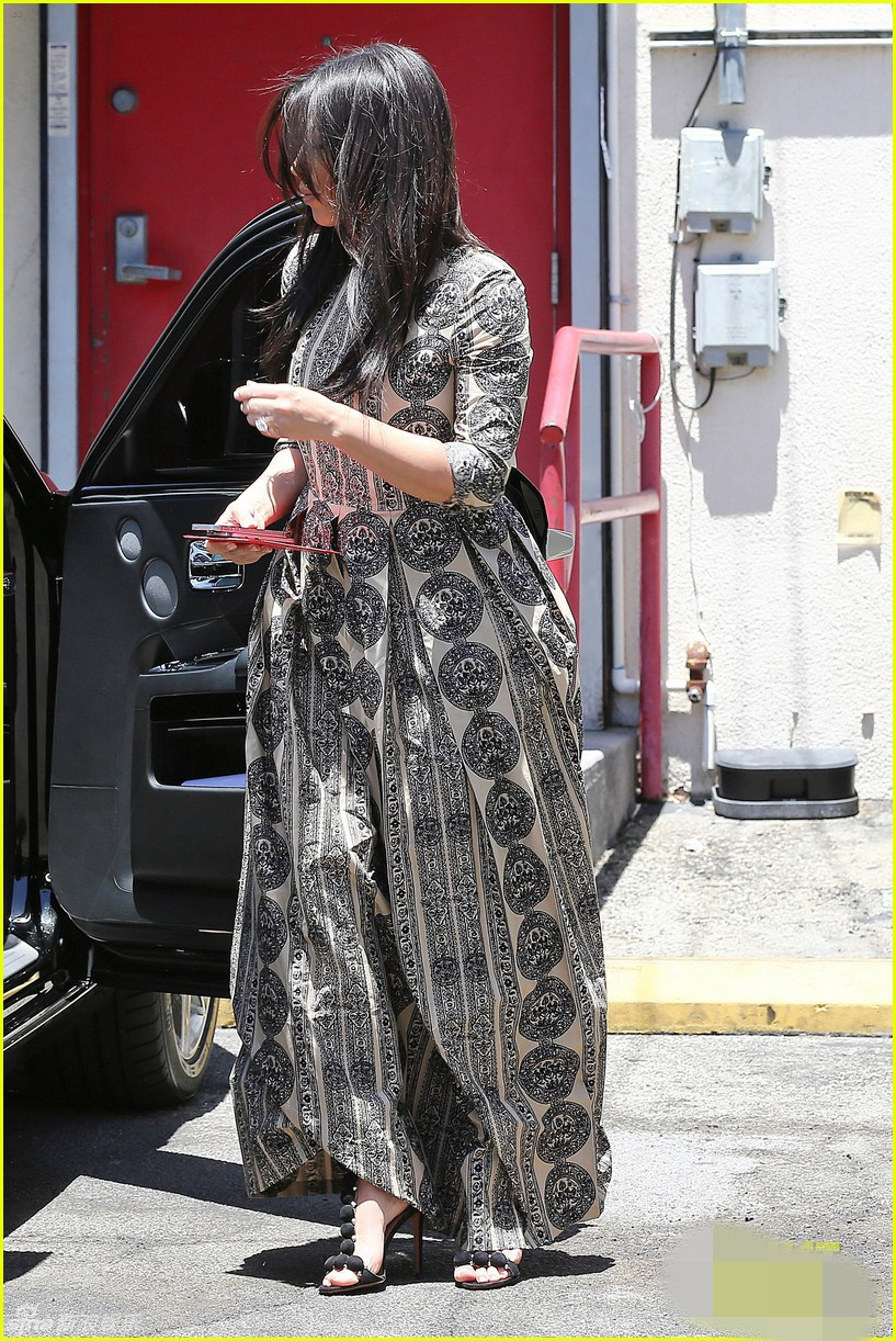 卡戴珊裙摆起皱低头查看 