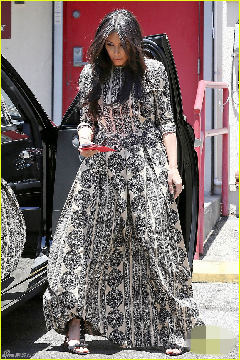 卡戴珊裙摆起皱低头查看 