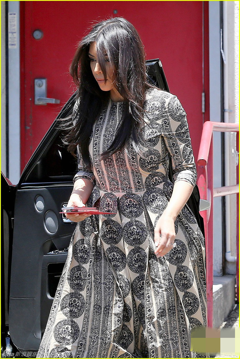 卡戴珊裙摆起皱低头查看 