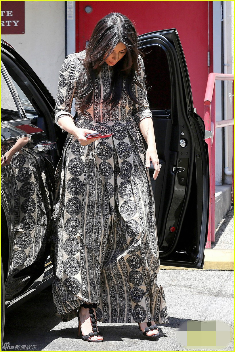 卡戴珊裙摆起皱低头查看 