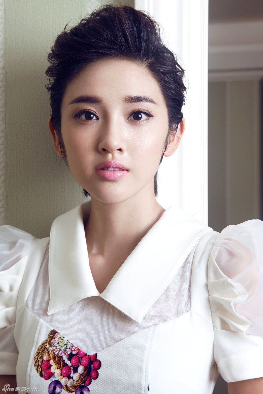     唐一袭凌厉短发造型显自信