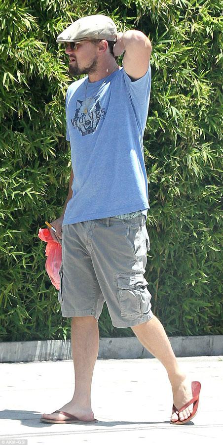 莱昂纳多奥穿短裤体恤 洛杉矶夏日低调出行 莱昂纳多奥穿短裤体恤 洛杉矶夏日低调出行