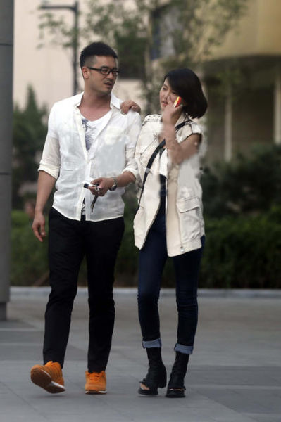 谭维维陈亦飞“勾肩搭背”