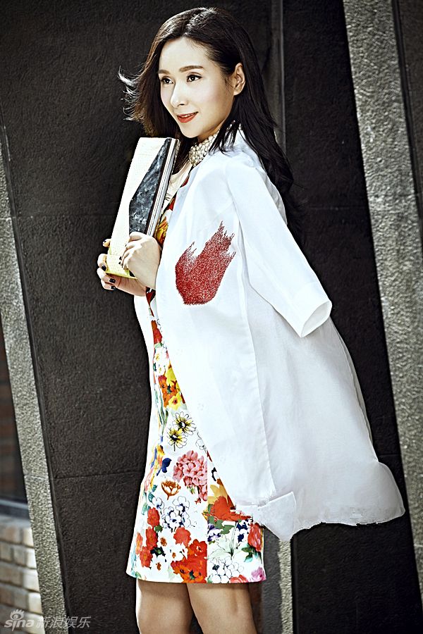 　杨恭如初夏搭配都市女强人范