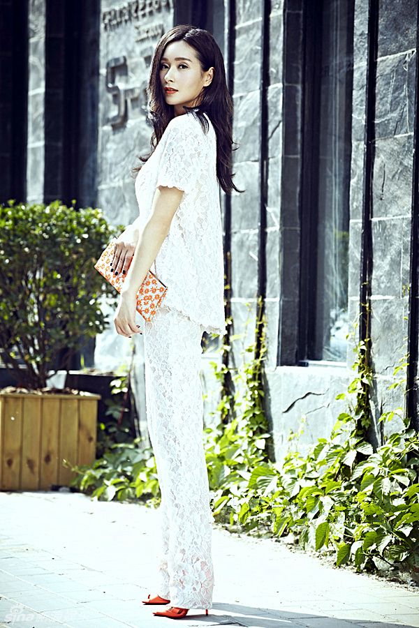 　杨恭如初夏搭配都市女强人范