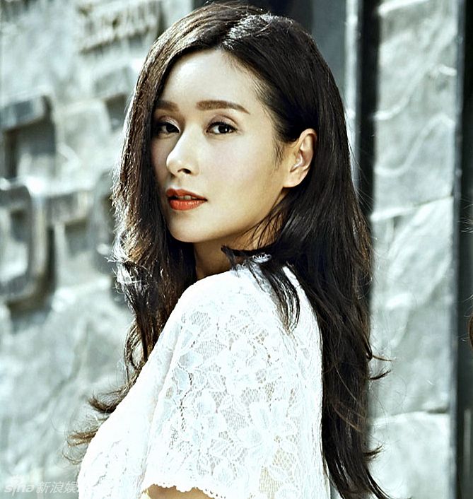 　杨恭如初夏搭配都市女强人范