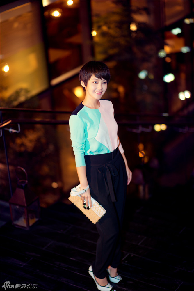 张佳宁百褶裙套装展精灵一面