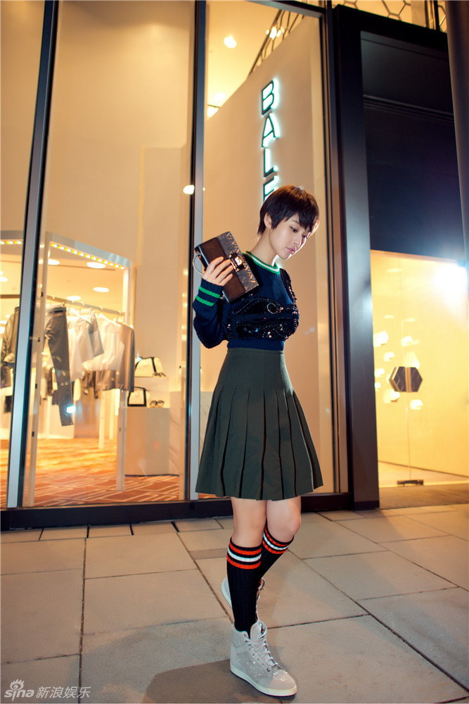 张佳宁百褶裙套装展精灵一面