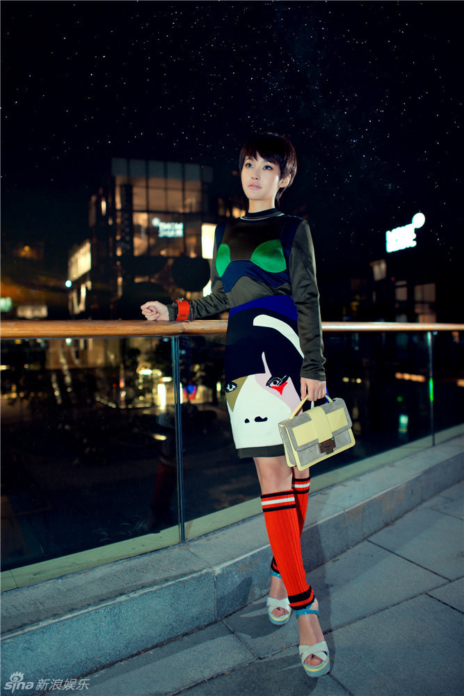 张佳宁百褶裙套装展精灵一面