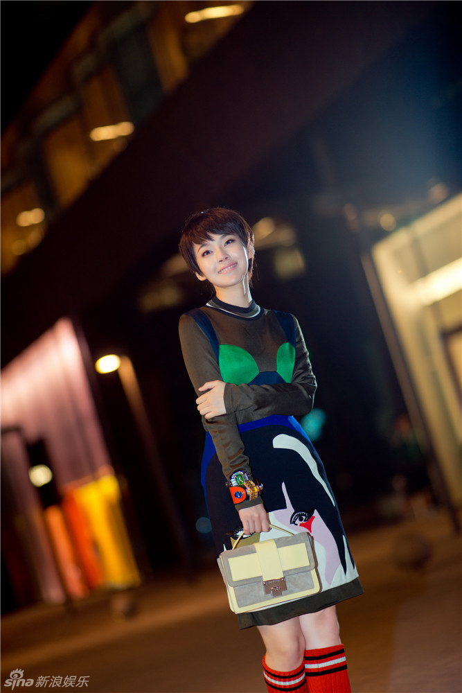 张佳宁百褶裙套装展精灵一面