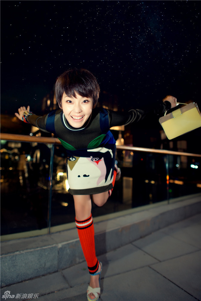 张佳宁百褶裙套装展精灵一面