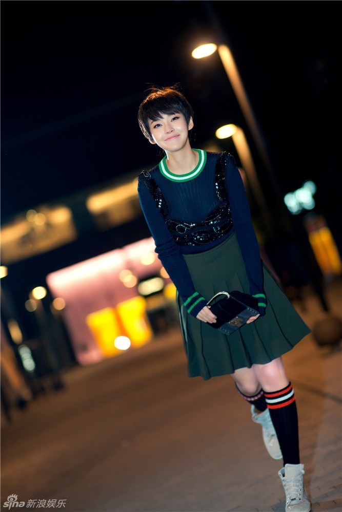 张佳宁百褶裙套装展精灵一面