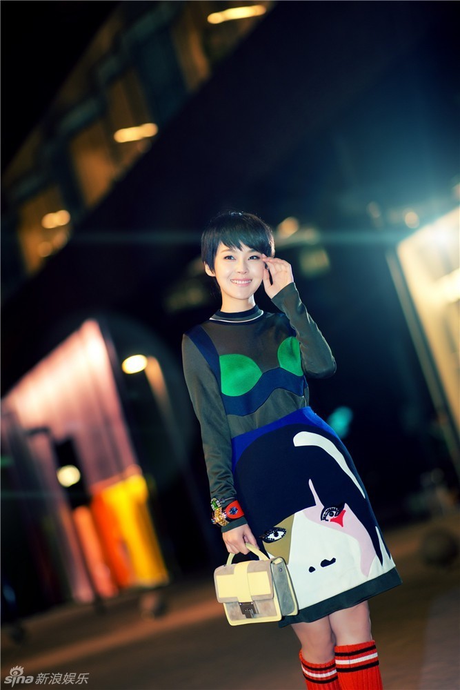 张佳宁百褶裙套装展精灵一面