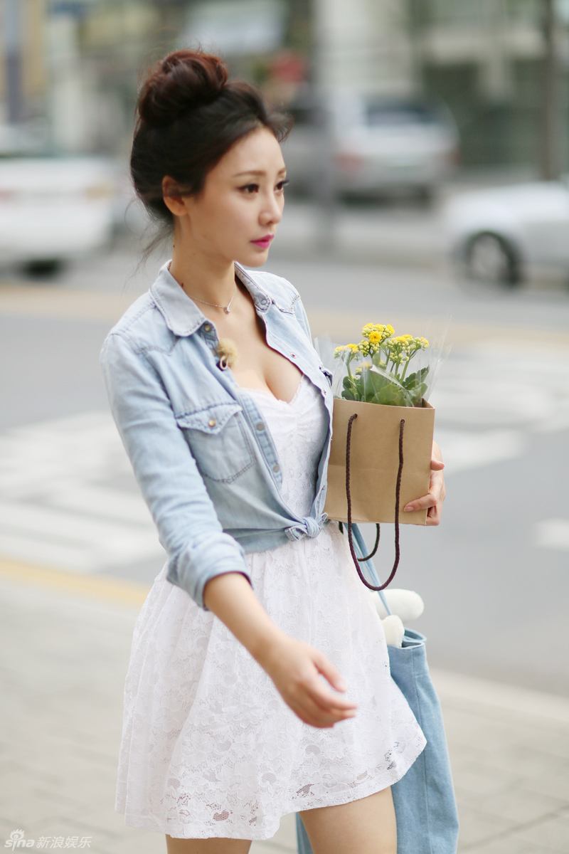     柳岩清新装扮现身韩国街头