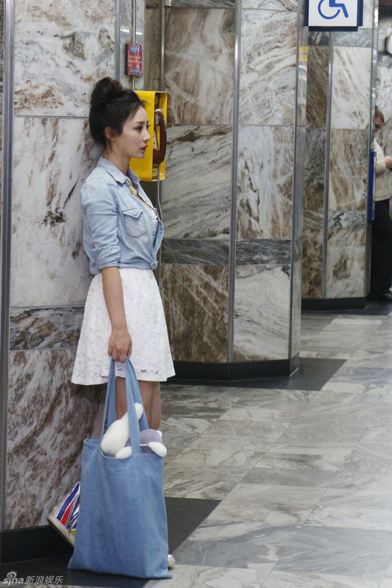     柳岩清新装扮现身韩国街头
