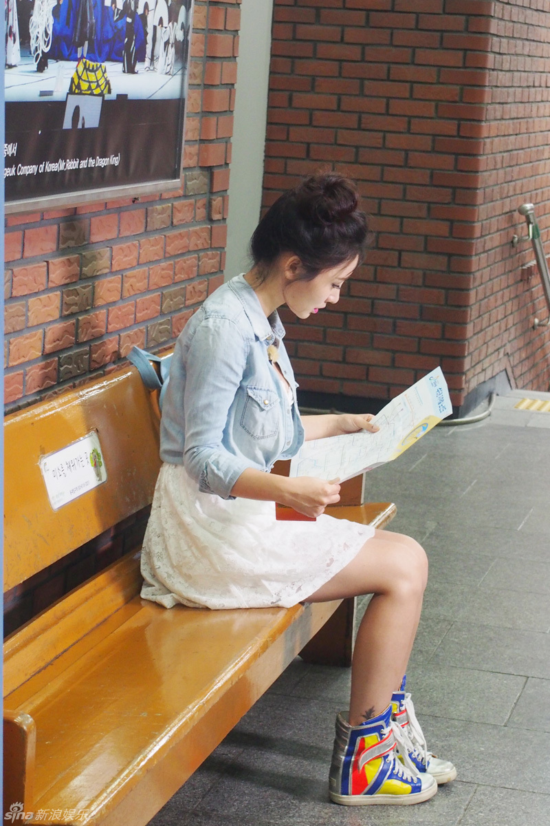     柳岩清新装扮现身韩国街头