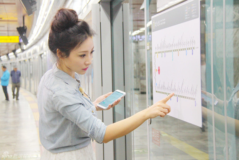     柳岩清新装扮现身韩国街头