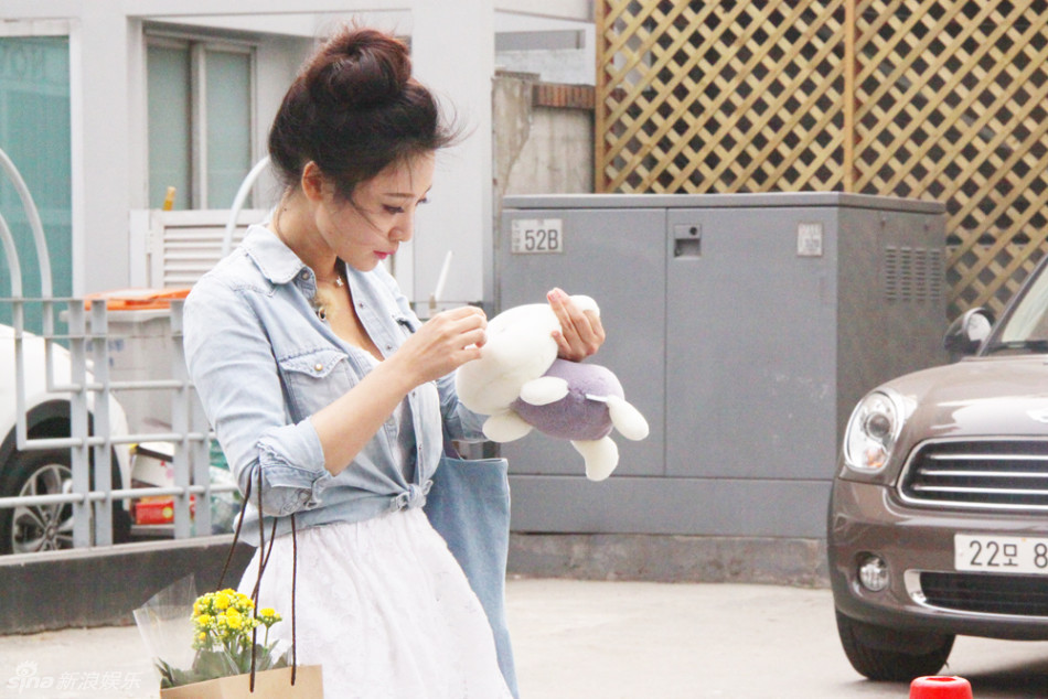     柳岩清新装扮现身韩国街头