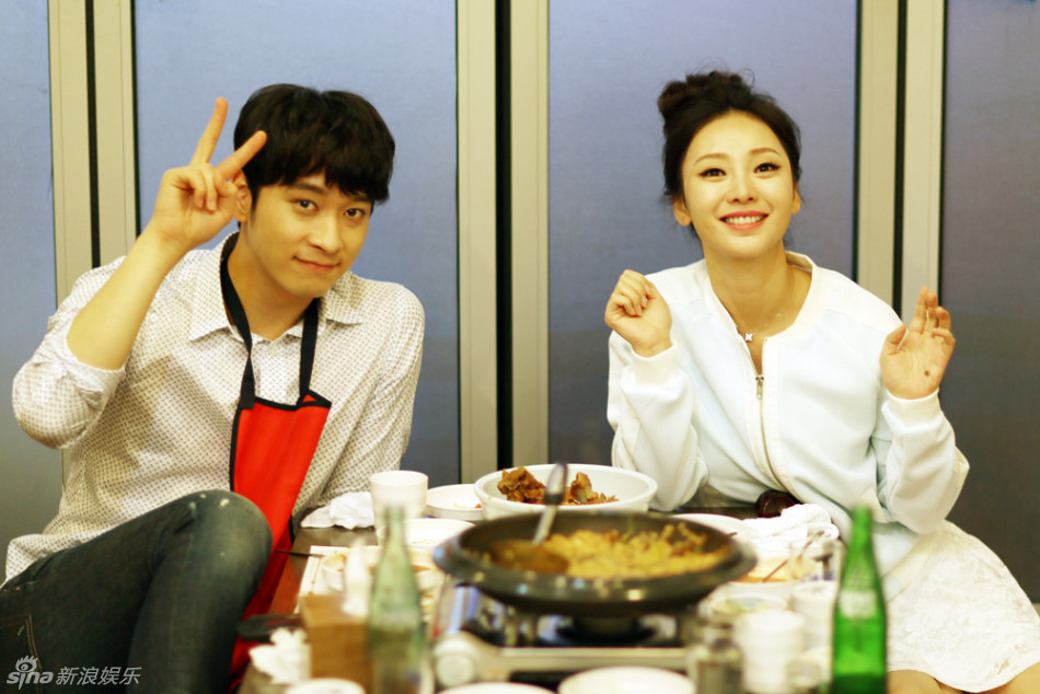     柳岩清新装扮现身韩国街头