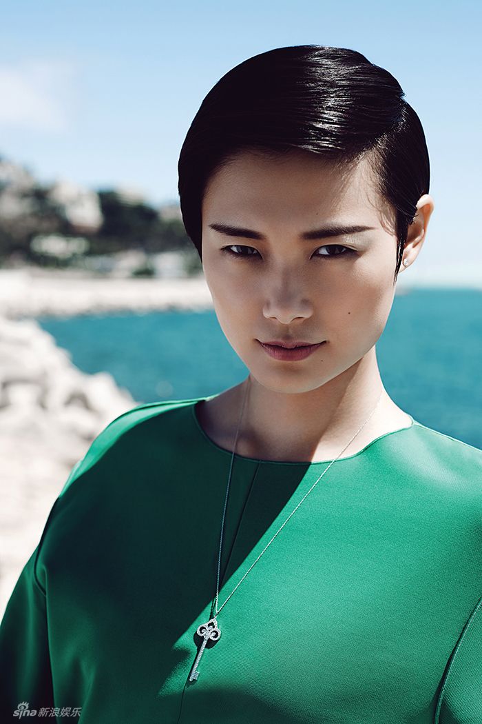     李宇春黑白清爽