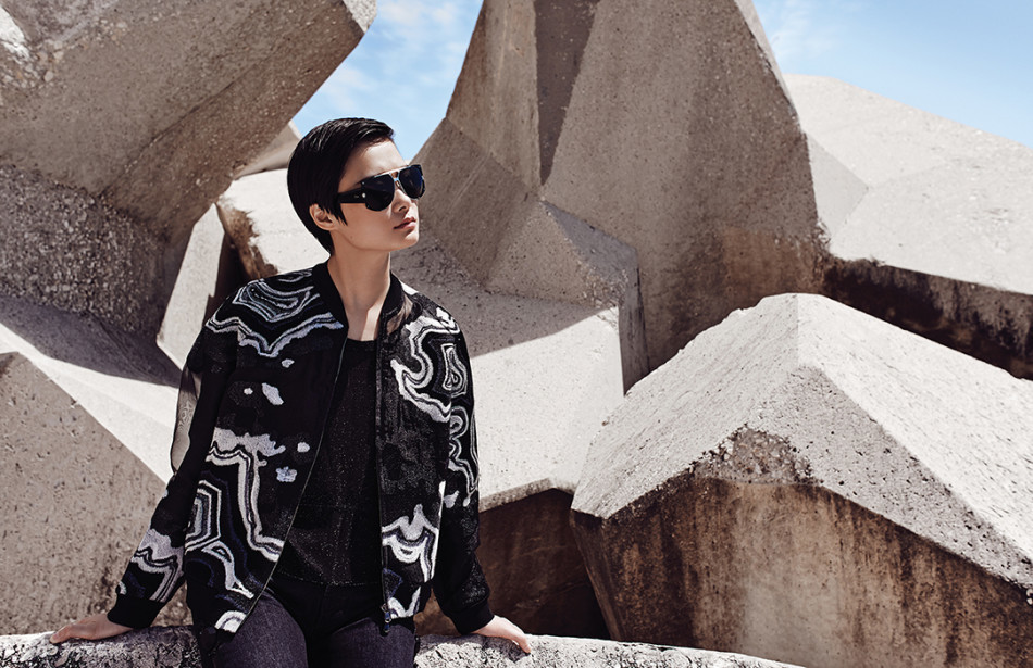     李宇春黑白清爽