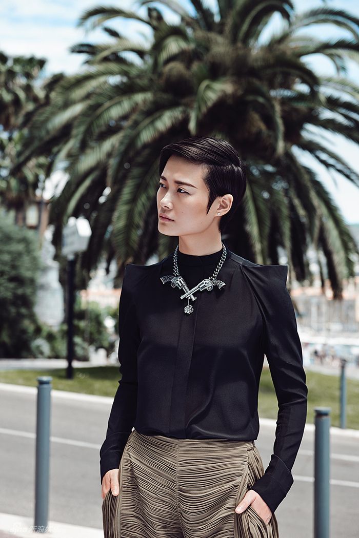     李宇春黑白清爽