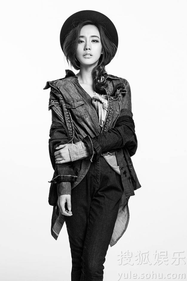 王智黑白大片彰显气质 动静皆宜展多面风情