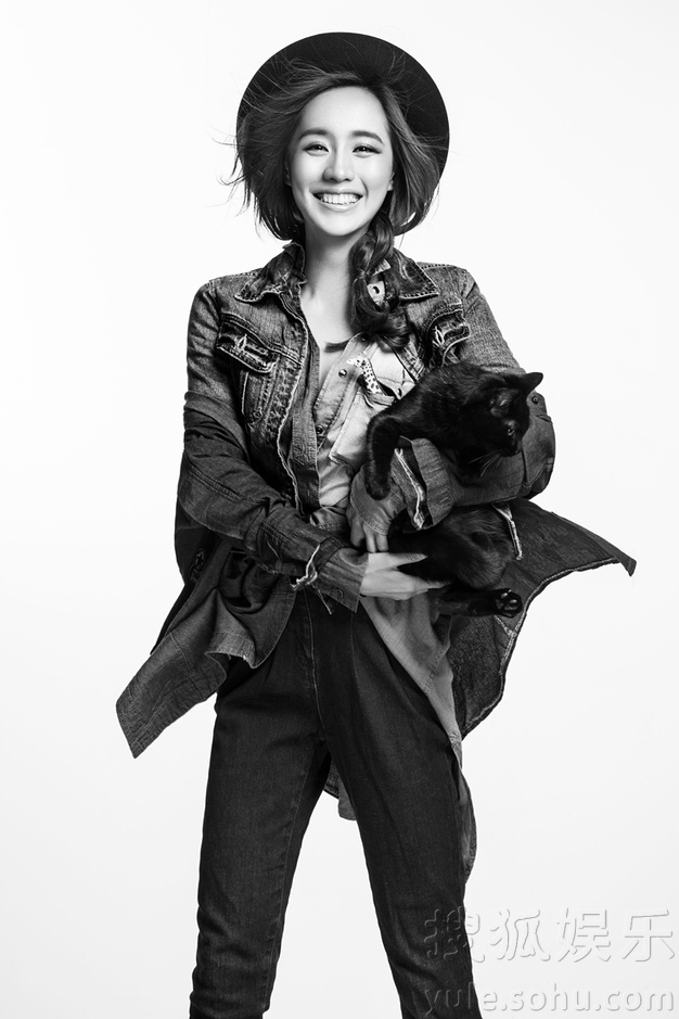 王智黑白大片彰显气质 动静皆宜展多面风情