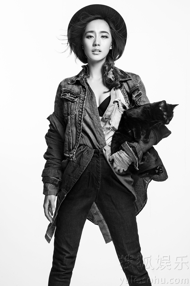 王智黑白大片彰显气质 动静皆宜展多面风情