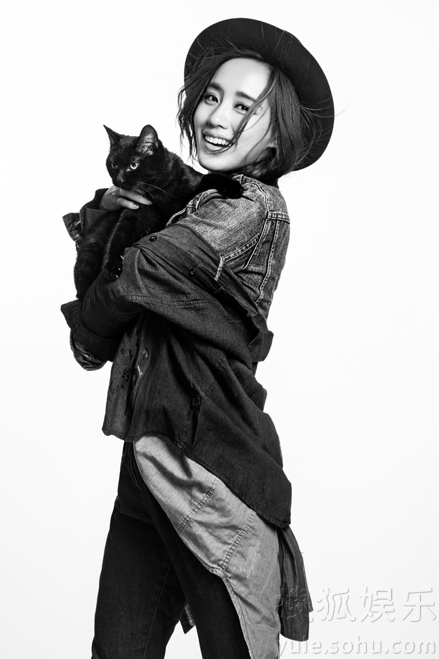 王智黑白大片彰显气质 动静皆宜展多面风情