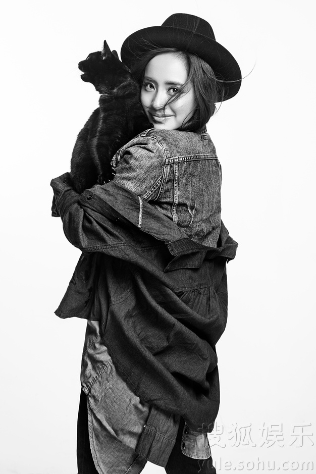 王智黑白大片彰显气质 动静皆宜展多面风情