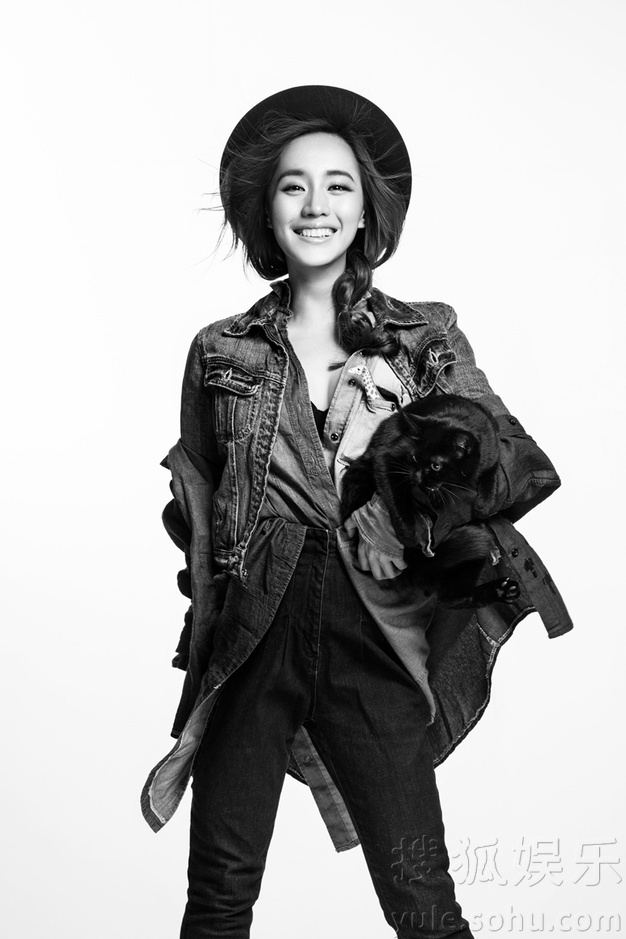 王智黑白大片彰显气质 动静皆宜展多面风情