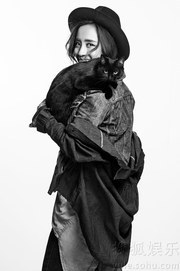 王智黑白大片彰显气质 动静皆宜展多面风情