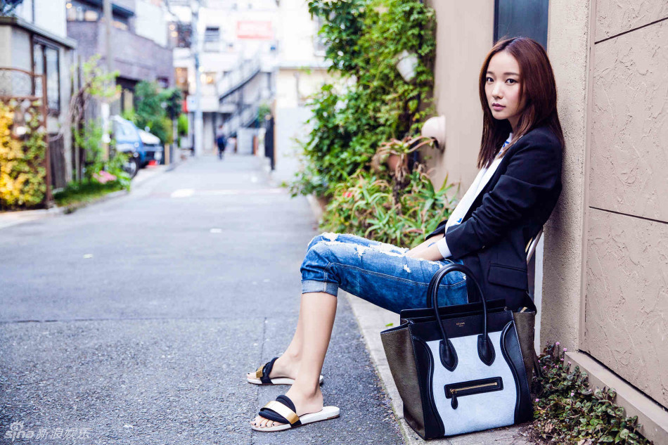 王珞丹初夏街拍曝光 清新摩登都市俏女郎