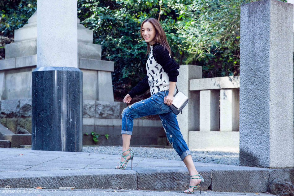 王珞丹初夏街拍曝光 清新摩登都市俏女郎