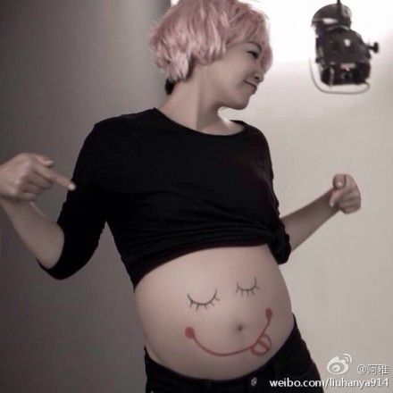 阿雅在大肚子上涂鸦笑脸俏皮可爱