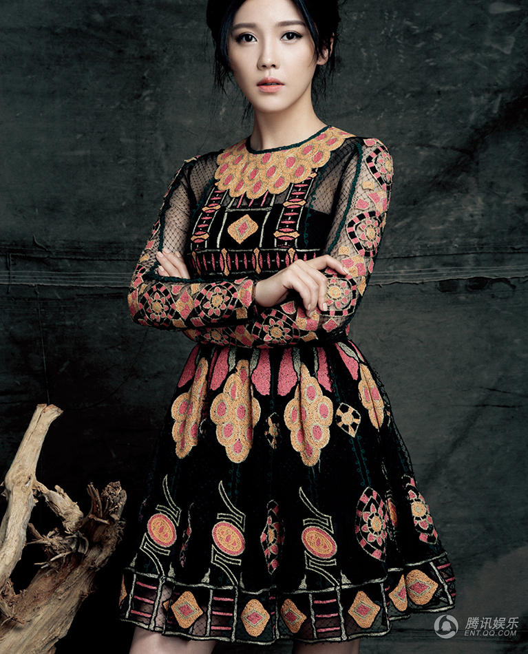 杨子姗登时尚杂志封面 青春质感秀率性真我