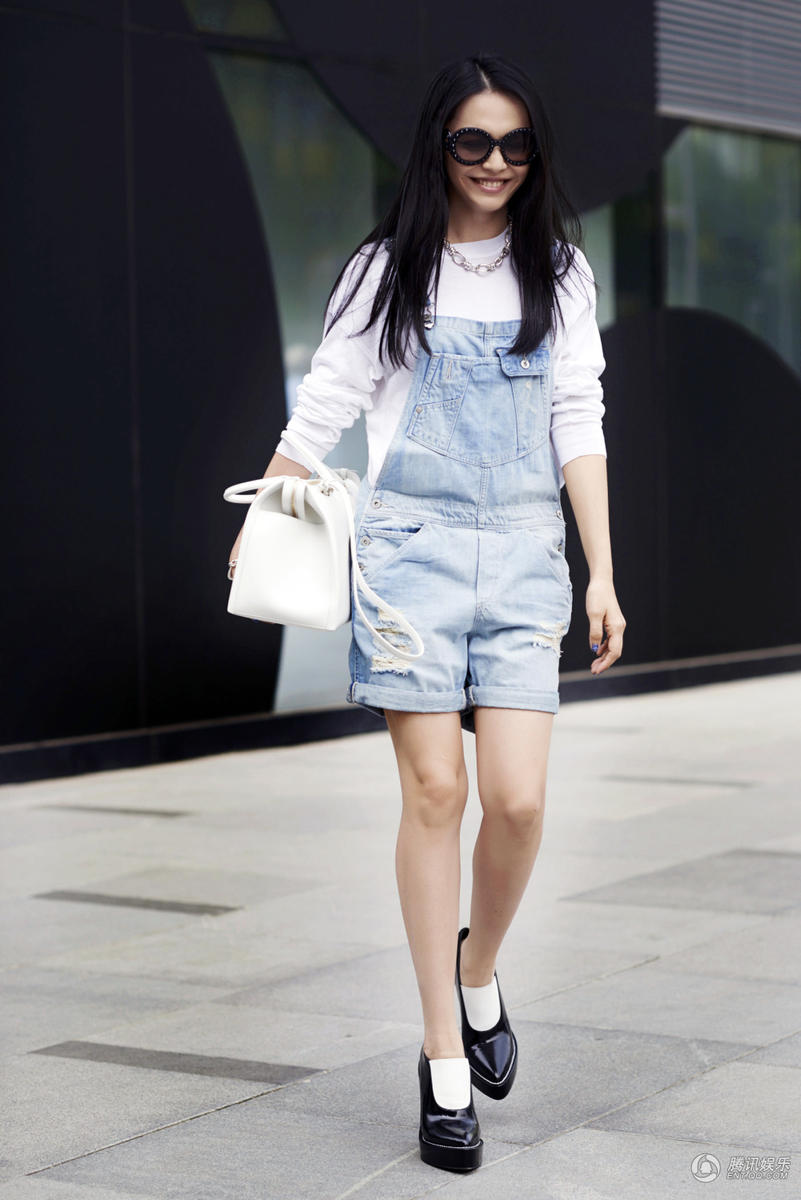 姚晨英伦风格闪亮街头 自信气质演绎精英女性