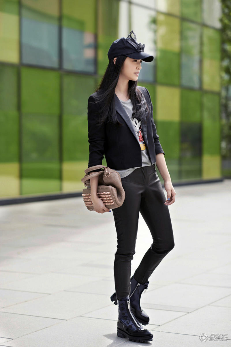 姚晨英伦风格闪亮街头 自信气质演绎精英女性