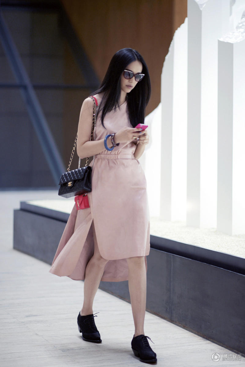 姚晨英伦风格闪亮街头 自信气质演绎精英女性