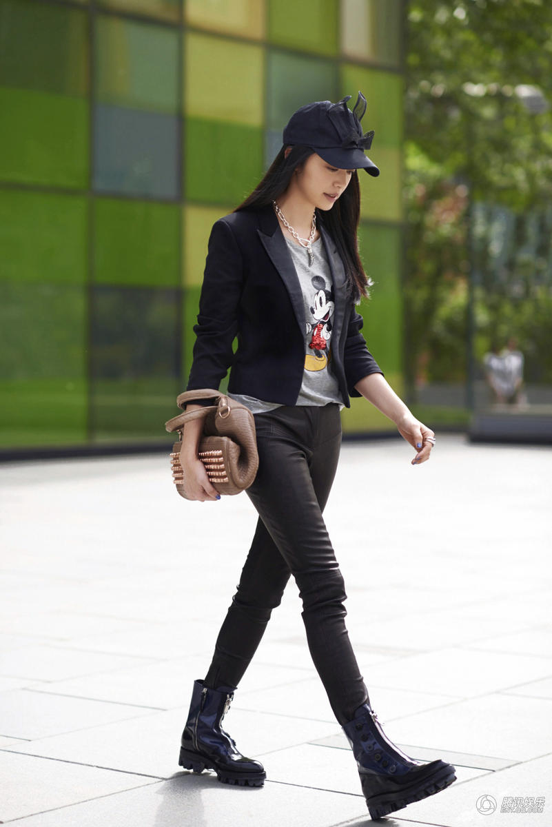 姚晨英伦风格闪亮街头 自信气质演绎精英女性