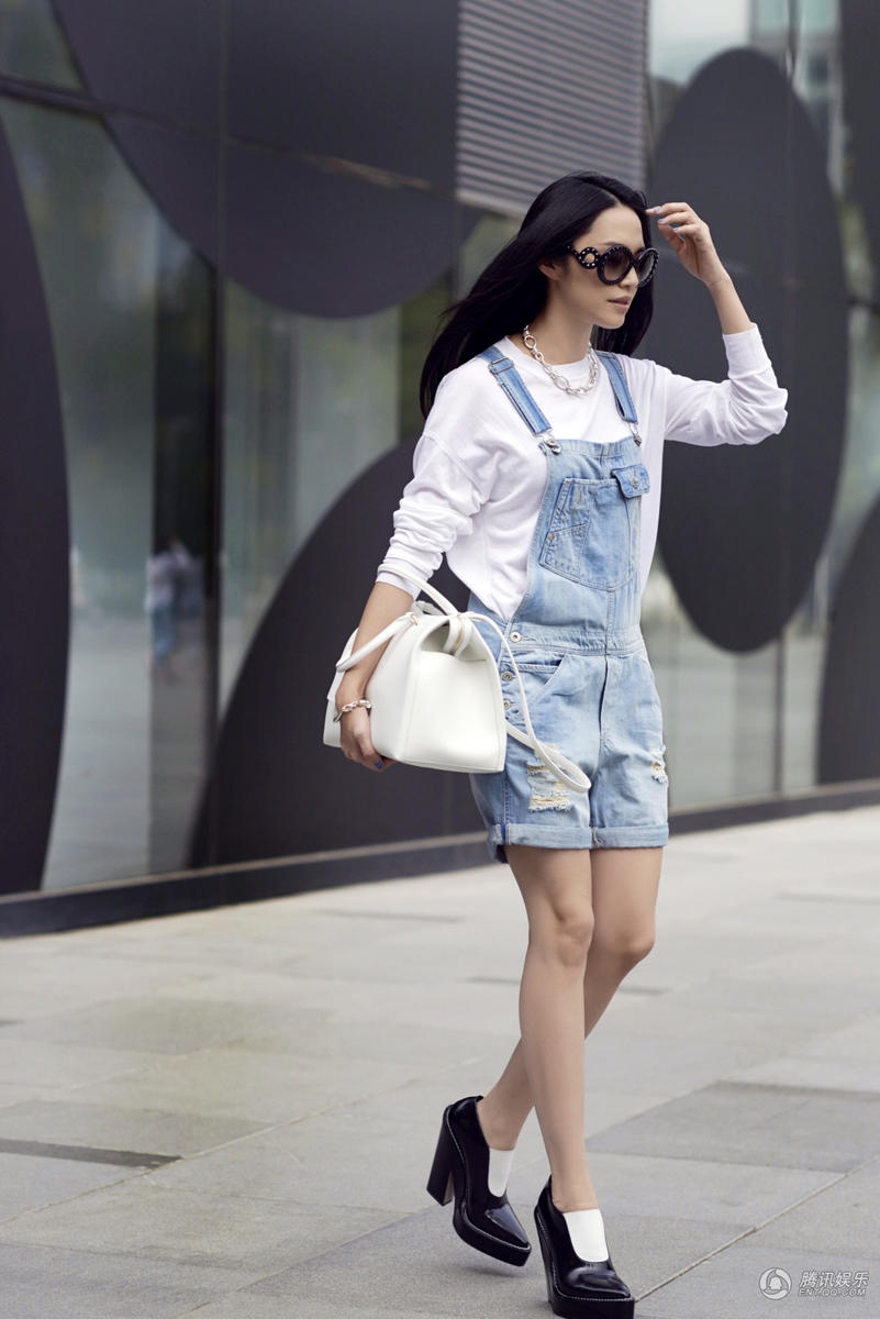 姚晨英伦风格闪亮街头 自信气质演绎精英女性